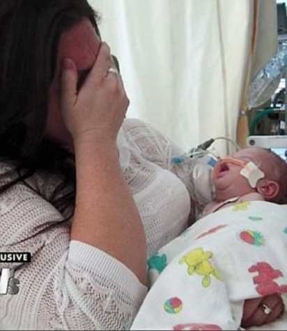新手媽親餵母乳 竟害寶寶脫水死亡 | 強森當年害死寶寶，為此十分自責。翻攝自每日郵報。