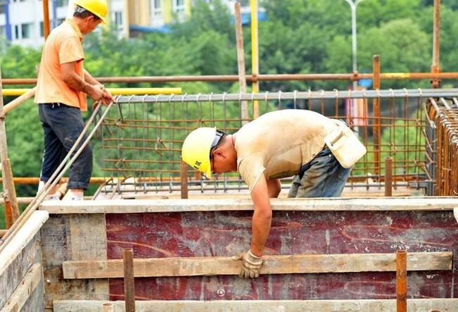 關島月薪12萬徵水泥工 面試真相讓人傻眼 | 華視新聞