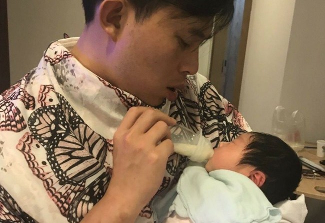 黃國昌喜獲第三胎 臉書PO餵奶照曬父愛 | 華視新聞