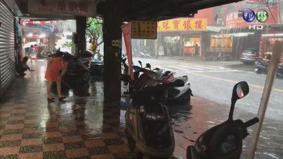 【影】新北大雷雨警報 中和市區街道積水 | 街道積水。