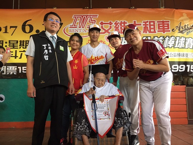 107歲人瑞圓夢! 明星公益棒球賽門票開賣 | 華視新聞