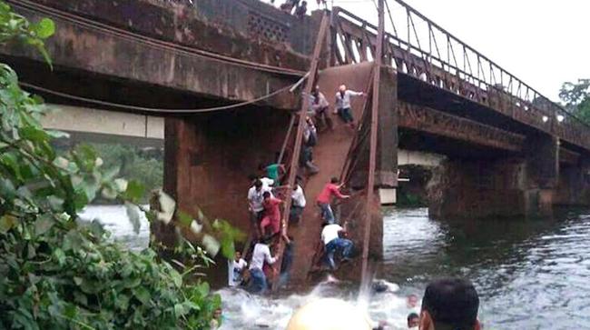 印度男跳河輕生50人圍觀 橋塌釀2死30失蹤 | 華視新聞