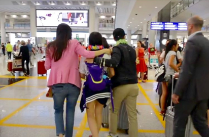 超級女兒控 甄子丹夫妻機場拉布條迎女 | 一家三口相擁離開機場。