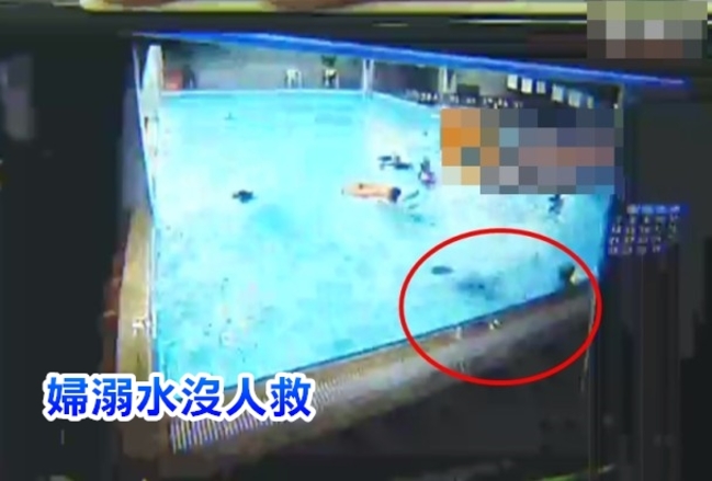 扯! 婦人泳池溺水 救生員不理只顧滑手機 | 華視新聞
