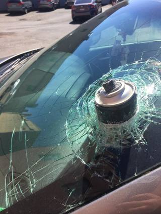 車上高溫髮膠罐爆衝 卡前擋風玻璃超嚇人!