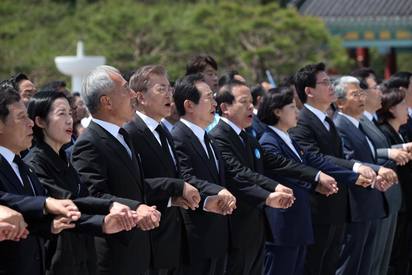 南韓總統隨扈高顏值再添1枚! 神似霍建華 | 南韓文在寅總統18日出席活動。