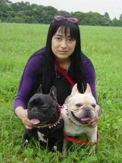 日本90年代女偶像 9年前陳屍家中多日才被發現 | 川越美和生前和2隻愛犬合照。