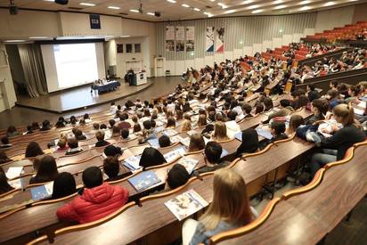 建議女畢業生穿低胸裝?! 比利時大學惹議道歉了 | 布魯塞爾自由大學。