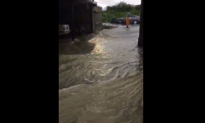 【影】暴雨道路淹水 三芝公車進水乘客"泡腳"搭車 | 淡水也傳出淹水災情