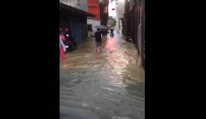 【影】暴雨道路淹水 三芝公車進水乘客"泡腳"搭車 | 水淹到小腿肚