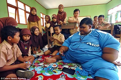 世界最胖男孩 190公斤被警告會”吃到胖死” | 