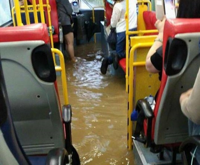 【影】暴雨道路淹水 三芝公車進水乘客"泡腳"搭車 | 華視新聞