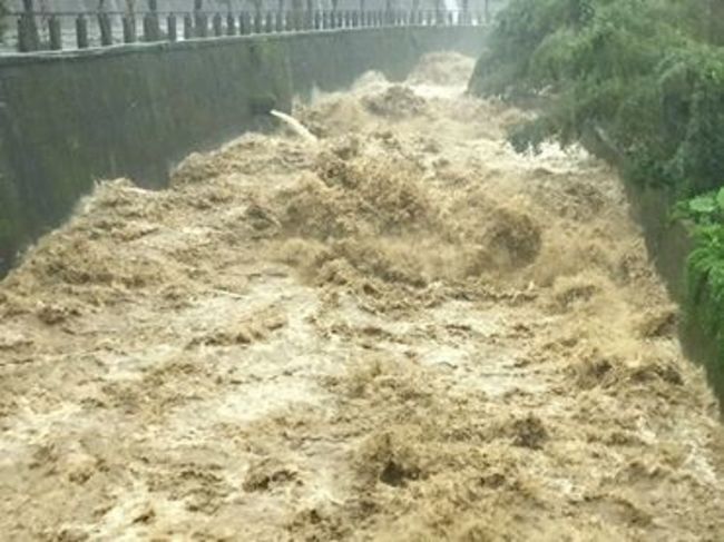 【影】金山區這個里最慘 溪水暴漲路變瀑布 | 華視新聞