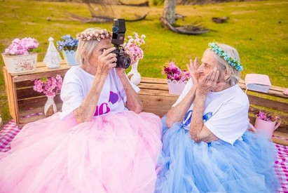 百歲雙胞胎姊妹 慶生穿蓬裙拍萌照超Q | (翻攝Fotografia Camila Lima臉書)
