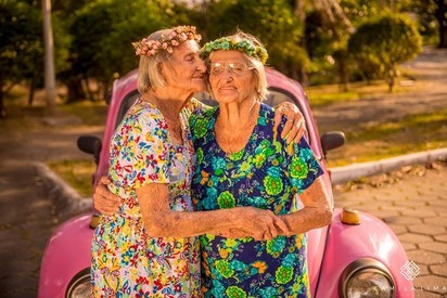 百歲雙胞胎姊妹 慶生穿蓬裙拍萌照超Q | (翻攝Fotografia Camila Lima臉書)