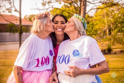 百歲雙胞胎姊妹 慶生穿蓬裙拍萌照超Q | 攝影師和雙胞胎人瑞合照。(翻攝Fotografia Camila Lima臉書)