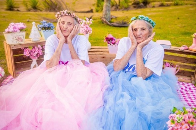 百歲雙胞胎姊妹 慶生穿蓬裙拍萌照超Q | 華視新聞