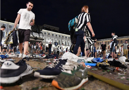 歐聯決賽戶外轉播 民眾驚慌踩踏逾200人傷 | 廣場上留有逃離群眾的鞋子。