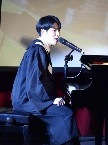 蕭敬騰30歲科大畢業了! 獻唱10年前成名曲 | 蕭敬騰彈唱《感恩的心》。（翻攝自臉書）