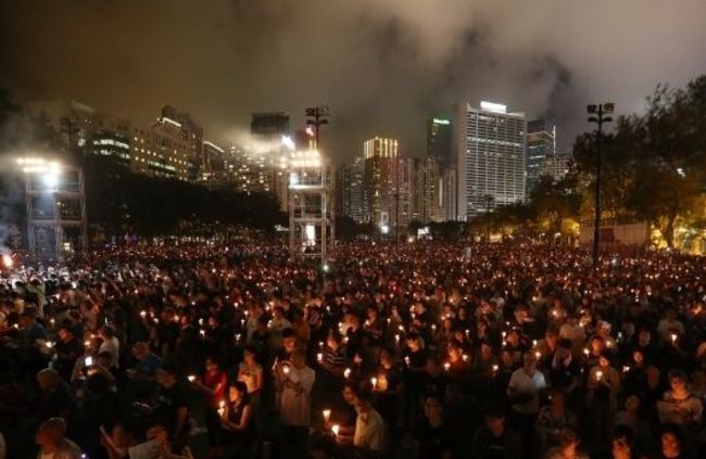 六四天安門28週年 香港燭光悼念擠爆6足球場 | 華視新聞
