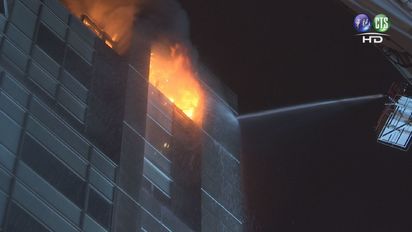 【影】何嘉仁頂樓火警 裝潢中火猛烈無人傷 | 