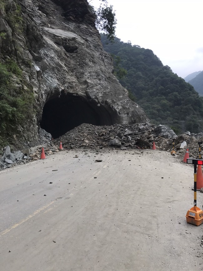 中橫167.5公里處落石坍方 預計18:00搶修完畢 | 華視新聞