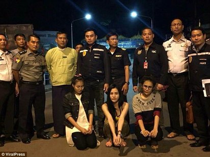 泰國蛇蠍女腰斬同事 警局敷面膜跟員警合照 | 前排三女同夥殺人