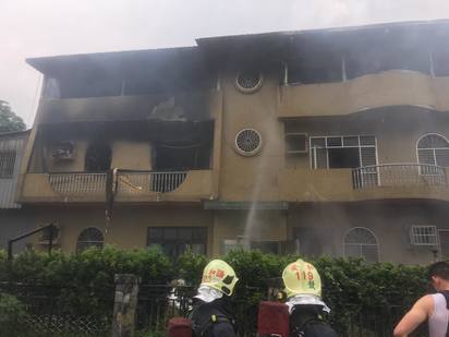 汐止1民宅氣爆大火 警消清查火場發現1焦屍 | 整個二樓被燒到焦黑。