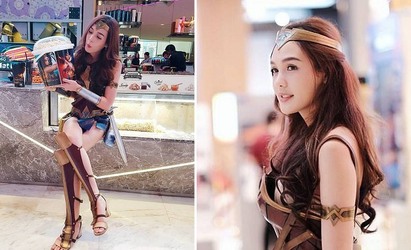 泰國長腿正妹扮神力女超人 吸睛指數破表 | 神力女超人拿著大爆米花宣傳。