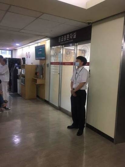 T.O.P加護病房昏迷 媽淚訴"我兒子快死了" | 加護病房外派人輪守。