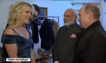 【影】普丁當眾調情女主播 狂讚對方太美了 | 普丁(右)與印度總理(中)