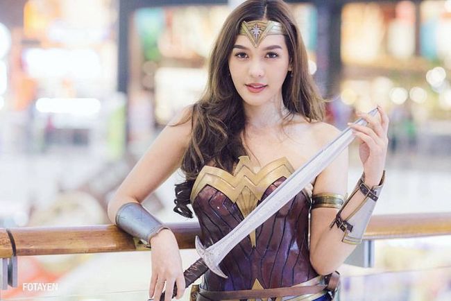 泰國長腿正妹扮神力女超人 吸睛指數破表 | 華視新聞