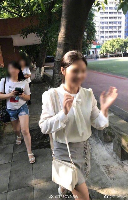 陸偶像王俊凱高考 女粉衝考場遭抗議【圖】 | 呼籲他們不要造成其他考生困擾。