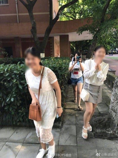 陸偶像王俊凱高考 女粉衝考場遭抗議【圖】 | 女粉絲們在考場出沒。