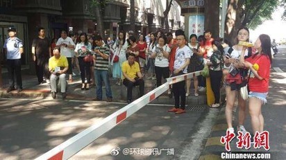 陸偶像王俊凱高考 女粉衝考場遭抗議【圖】 | 有秩序的考生。