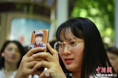 陸偶像王俊凱高考 女粉衝考場遭抗議【圖】 | 手機殼是王俊凱照片。