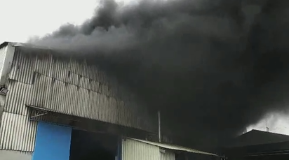 彰化保麗龍工廠大火 3男1女受傷送醫 | 濃煙密佈。