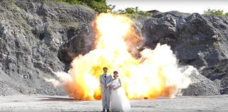 【影】象徵愛得火熱! 爆破婚紗超刺激像拍電影