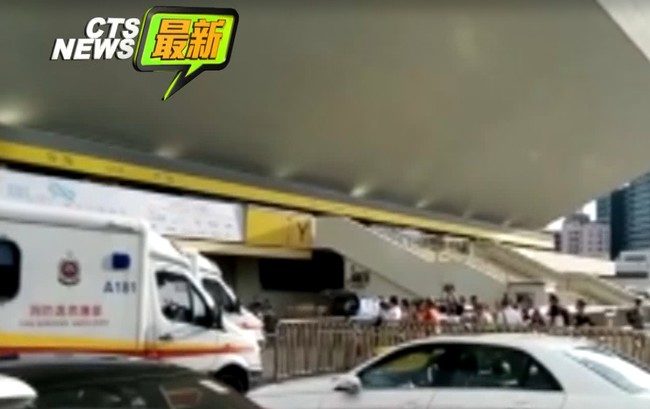 紅磡體育館舞台突然倒塌 「草蜢」成員受傷! | 華視新聞