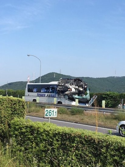 【影】日本汽車"飛"撞巴士 釀1死20傷 | 巴士車頂整個被削掉。(翻攝Matomame)