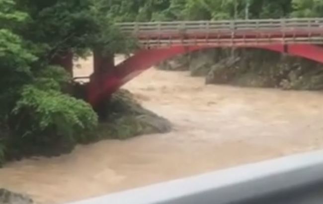 三峽午後暴雨 溪水暴漲30人受困滿月圓 | 華視新聞