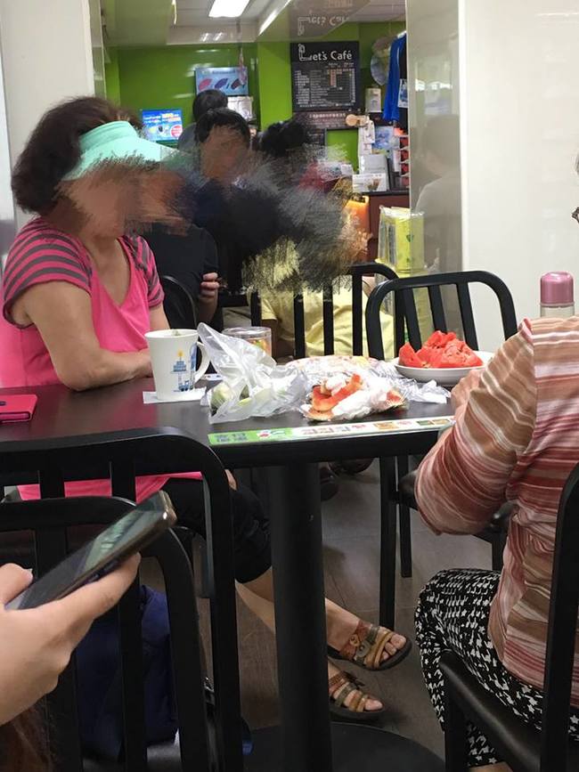 婆媽超商野餐吹冷氣 引發網路正反論戰 | 華視新聞