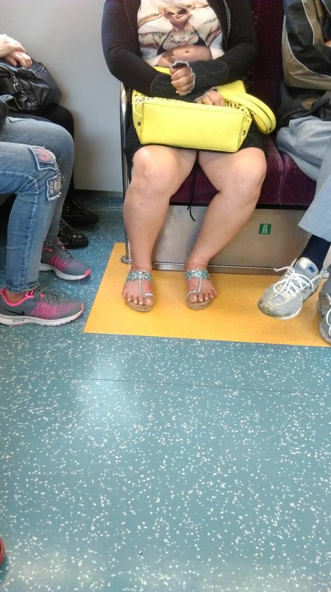 阿姨搭火車穿露肚臍裝 網友誤會大了! | 華視新聞