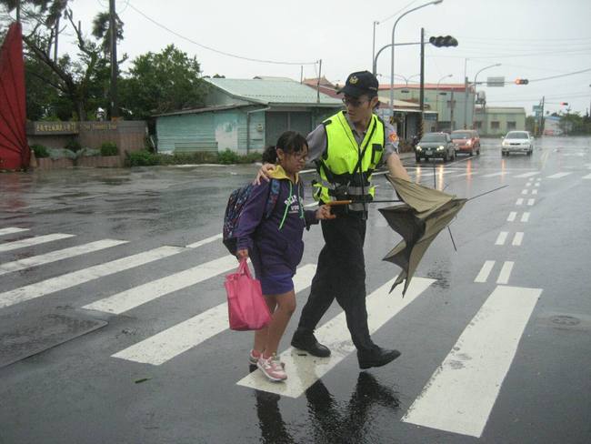 警察暴風大雨無阻! 他一張照片讓人哭了 | 華視新聞