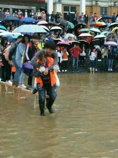 大陸大學校園淹水 打掃阿姨這舉動讓大學生挨轟 | 當中不乏有男學生被阿姨背