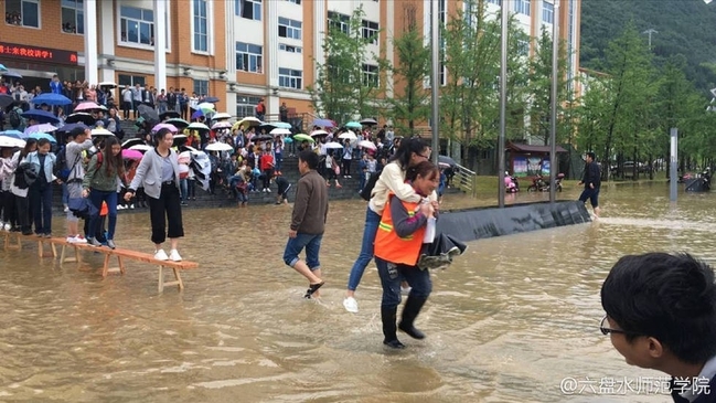 大陸大學校園淹水 打掃阿姨這舉動讓大學生挨轟 | 華視新聞