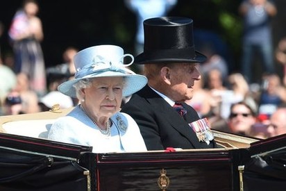 【英恐攻不斷】 女王91歲遊行撫慰人心 小喬治兄妹超搶鏡 | 英國女王伊莉莎白二世與菲利浦親王。歐新社