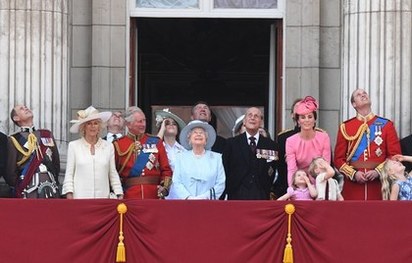 【英恐攻不斷】 女王91歲遊行撫慰人心 小喬治兄妹超搶鏡 | 英國王室向大家揮手致意。歐新社。