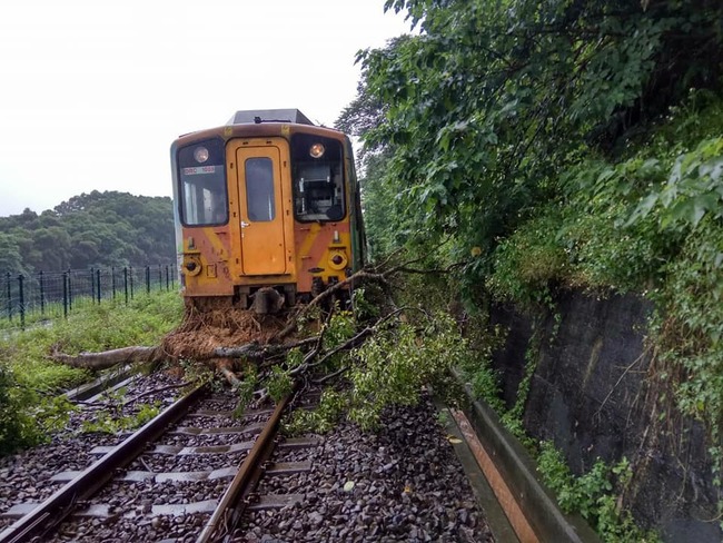 台鐵內灣線路樹倒塌 列車撞上40旅客平安 | 華視新聞