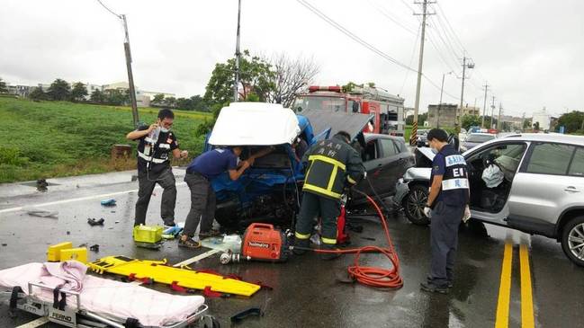 嘉義朴子3車連環撞 7人受傷送醫搶救 | 華視新聞